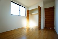 同仕様写真。暖かい日差しが差し込む洋室。たっぷり収納できるクローゼット付きでお部屋の中をすっきりと快適に保てます。