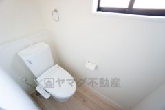 温水洗浄機付トイレです。節水機能もあるので、安心して使えますね。もちろん、1階2階の2ヶ所にトイレがあるので、忙しい朝にもゆとりができますね。