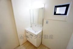 三面鏡つき洗面台。鏡裏にたっぷりとした収納スペースがあります。鏡を閉めてしまえば小物は見えないため、スッキリとした印象の洗面台にできます。