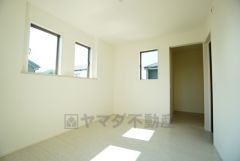 明るい洋室です。ナチュラル色のフローリングで開放的な優しい雰囲気になっています＾＾ベッドや机、ＴＶを置いてもゆとりのある広さです。