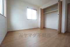 同仕様写真。暖かい日差しが差し込む洋室。たっぷり収納できるクローゼット付きでお部屋の中をすっきりと快適に保てます。