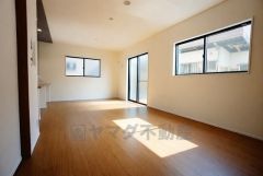 リビングは広々とした設計で、家族が集い、寛ぐ暮らしの空間を演出しています。