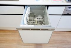 炊事時間を大幅に短縮できる食器洗浄乾燥機付き＾＾食器を洗う手間が減るので家族とのコミュニケーションの時間や自分の時間が増えますね。