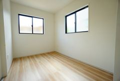 木目調のシンプルデザインで落ち着きと安らぎの空間に仕上げています。各部屋に収納が完備されているので、お荷物が増えても安心の設計です。