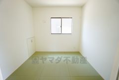 居心地も良い和室は、ワークスペースとしても有効。お仕事を頑張ってちょっと疲れたら、畳に寝転がることもできますね。