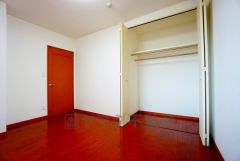 暖かい日差しが差し込む洋室。たっぷり収納できるクローゼット付きでお部屋の中をすっきりと快適に保てます。