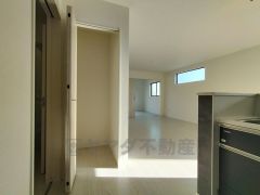 物が散らかりやすいリビングに収納スペースを確保。書類や雑貨をひとまとめにできまるため、お部屋をすっきりさせることが出来ます。