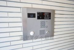 オートロックは、外部の人が自由に建物内に出入りできないため、不審者の侵入防止効果があります。