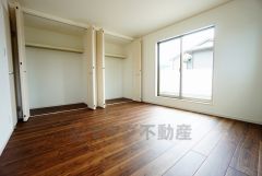 寛ぎの時間を紡ぎだす主寝室は、大型ベッドを置いても余裕の広さを確保しています。