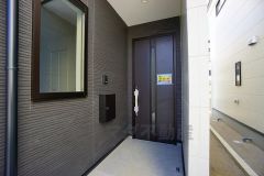 家の顔となる玄関扉がかっこいいと、たくさんの人を招き入れたくなりますね＾＾奥まって設置されており、雨にも濡れにくくなっています。