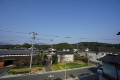 バルコニーからは緑豊かな景色を楽しむことが出来ます。