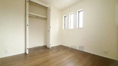 住む人のこだわりを活かす洋室。日当たりがよく、寝室としての利用もおすすめ。広めのクローゼットには荷物をすっきり片付けられ、ゆとりのある暮らしが出来ます＾＾