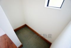 ベビーカーや泥のついたおもちゃをしまうのに便利なスペースです。玄関周りをスッキリさせることが出来ます＾＾