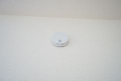 火災発生をいち早く知らせてくれる火災報知器は標準装備です。