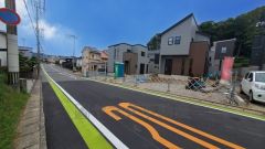 前面道路は広く、車同士がすれ違うスペースが十分にあります。落ち着いた住宅地内で快適な生活を実現してみませんか＾＾