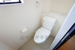 温水洗浄機付トイレです。節水機能もあるので、安心して使えますね。もちろん、1階2階の2ヶ所にトイレがあるので、忙しい朝にもゆとりができますね。
