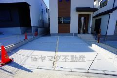 駐車スペースはゆとりある2台分を確保。マイカー用に、お客さま用に、余裕を持ってご利用いただけます。