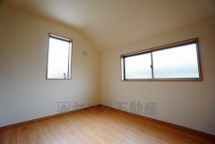 同仕様写真。暖かい日差しが差し込む洋室。たっぷり収納できるクローゼット付きでお部屋の中をすっきりと快適に保てます。