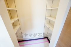 壁一面に設けた大容量のシューズクローゼットは実用性と機能性を兼ね備えています。急な来客でも、いつも整頓された玄関でお出迎えができます。