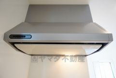 同仕様写真。風量が弱・強と切替え可能なレンジフードが調理中の煙をしっかり吸い込みます。手元を照らすライト付きです。