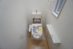 温水洗浄機付トイレです。もちろん、1階2階の2ヶ所にトイレがあるので、忙しい朝にもゆとりができますね。