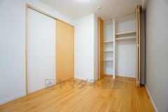 暖かい日差しが差し込む洋室。たっぷり収納できるクローゼット付きでお部屋の中をすっきりと快適に保てます。
