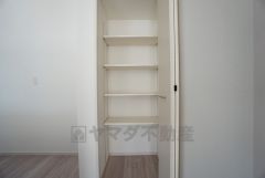 同仕様写真。キッチンにある床下収納は、居住スペースを減らさずに買い置きの調味料や非常食などを保管することができます。