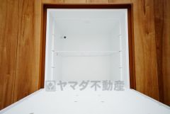 同仕様写真。キッチンにある床下収納は、居住スペースを減らさずに買い置きの調味料や非常食などを保管することができます。