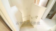 小さなお子様やご高齢の方でも安心できる、手すり付き階段。段差も低めで設定されており、安全性にも優れています。