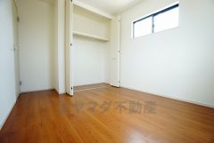 同仕様写真。暖かい日差しが差し込む洋室。たっぷり収納できるクローゼット付きでお部屋の中をすっきりと快適に保てます。