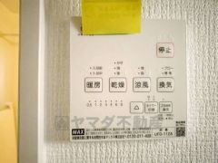 浴室暖房乾燥機付き。天候に左右されず、いつでも好きなときに洗濯物を干せるので、仕事や家事で忙しい方に重宝します。