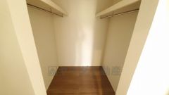 収納力豊富なウォークインクローゼット。洋服や小物などを1箇所にまとめて美しい収納を実現します。スーツケースのような大型の荷物も置けます＾＾