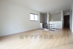 同仕様写真。リビングは広々とした設計で、家族が集い、寛ぐ暮らしの空間を演出しています。思い思いの時間を過ごしたり、家族みんなで食事をしたり、素敵な団らんの場になりますね。