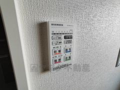 浴室暖房乾燥機付き。天候に左右されず、いつでも好きなときに洗濯物を干せるので、仕事や家事で忙しい方に重宝します。