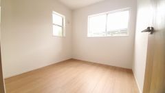住む人のこだわりを活かす洋室。日当たりがよく、寝室としての利用もおすすめ。広めのクローゼットには荷物をすっきり片付けられ、ゆとりのある暮らしが出来ます＾＾