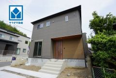 車通りが少なく、安心してお子様とお散歩できる閑静な住宅地。大きな車でも駐車しやすいため、車のサイズを気にせず好きな車に乗れます＾＾