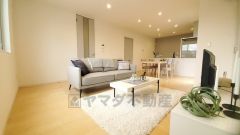 リビングは広々とした設計で、家族が集い、寛ぐ暮らしの空間を演出しています。思い思いの時間を過ごしたり、家族みんなで食事をしたり、素敵な団らんの場になりますね。