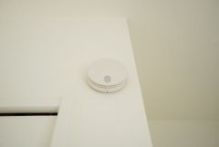火災発生をいち早く知らせてくれる火災報知器は標準装備です。