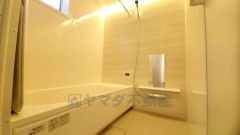 1日の疲れを癒すくつろぎのバスルーム。足を伸ばしてもゆったりと入れるサイズです。お子様と一緒にお風呂に入っても狭くないですね^^