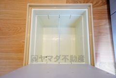 同仕様写真。キッチンにある床下収納は、居住スペースを減らさずに買い置きの調味料や非常食などを保管することができます。