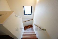 同仕様写真。お子様も高齢の方も安心して上り下りができる手摺がついた安心設計です。 階段には小窓を配置しました。日中でも暗くなりがちな階段下が明るくなり安全ですね。