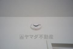 火災発生をいち早く知らせてくれる火災報知器は標準装備です。