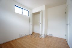 暖かい日差しが差し込む洋室。たっぷり収納できるクローゼット付きでお部屋の中をすっきりと快適に保てます。