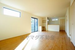 大きな窓のあるリビングは、陽光あふれる明るい空間です。居心地良く、ご家族皆がゆったり寛げる憩いの空間となりそうです。