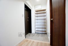 たっぷり収納できるシューズボックスです。家族全員の靴がきれいに整頓できます。急な来客でも、いつも整頓された玄関でお出迎えができます。