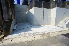 家の顔となる玄関扉がかっこいいと、たくさんの人を招き入れたくなりますね＾＾奥まって設置されており、雨にも濡れにくくなっています。