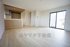 断熱性能の窓ガラスを採用。省エネ、光熱費カットにも貢献します。夏は涼しく、冬は暖かく快適に過ごせますよ＾＾