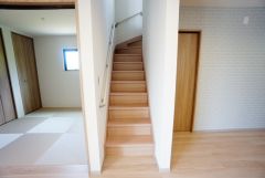 リビング内に階段があれば、転倒する可能性のある子どもやお年寄りの階段の上り下りを見守ることができ、子育てや介護がしやすくなりますね。