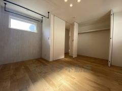 住む人のこだわりを活かす洋室。日当たりがよく、寝室としての利用もおすすめ。広めのクローゼットには荷物をすっきり片付けられ、ゆとりのある暮らしが出来ます＾＾