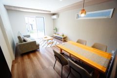 大きな窓のあるリビングは、陽光あふれる明るい空間です。居心地良く、ご家族皆がゆったり寛げる憩いの空間となりそうです。
